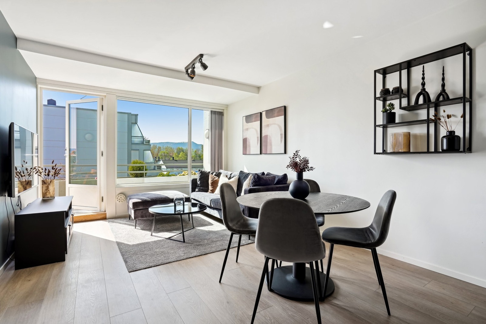 Naturlig sone for spisegruppe mellom stue og kjøkken. Galleribilde