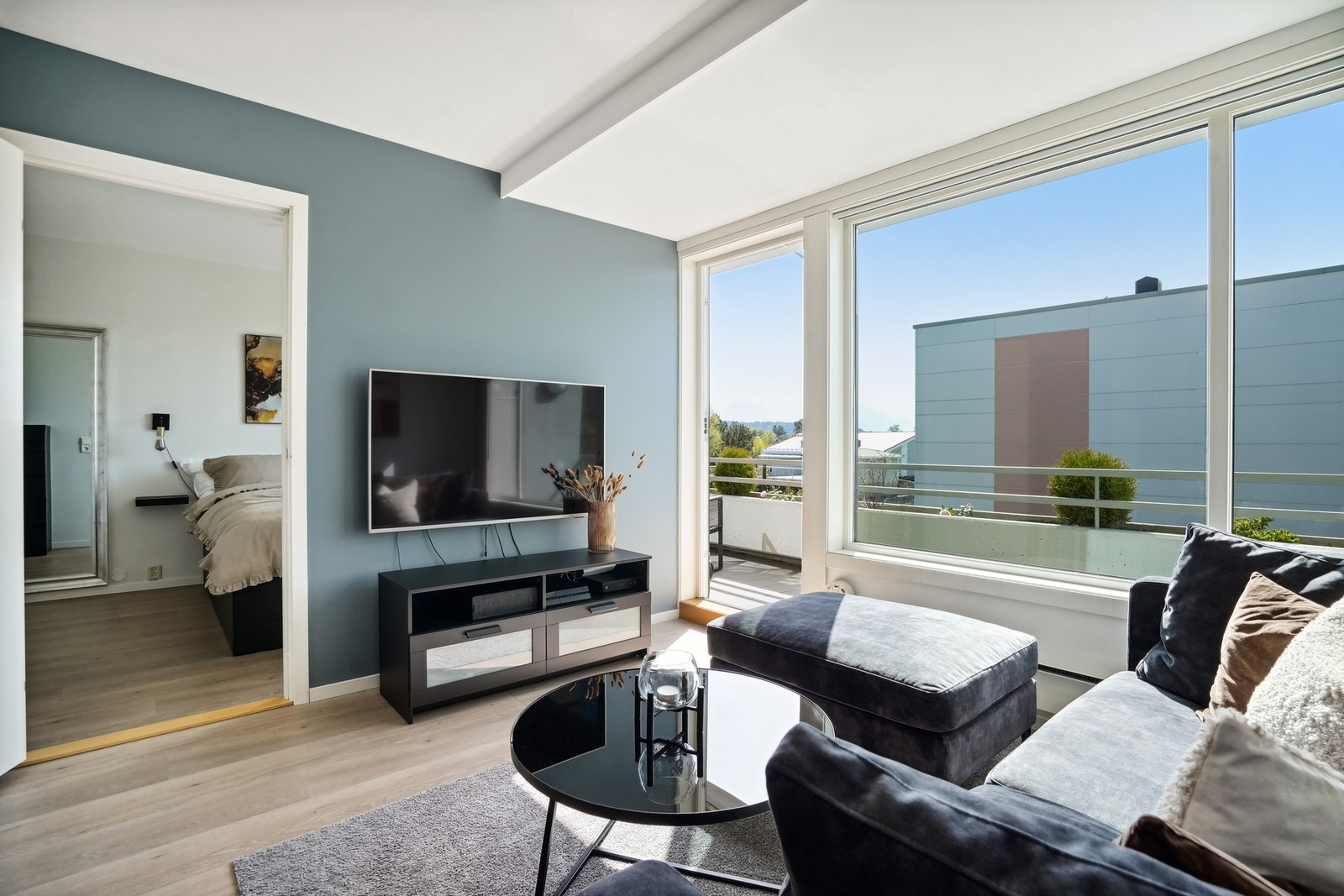 Fin stue med store vindusflater. Galleribilde