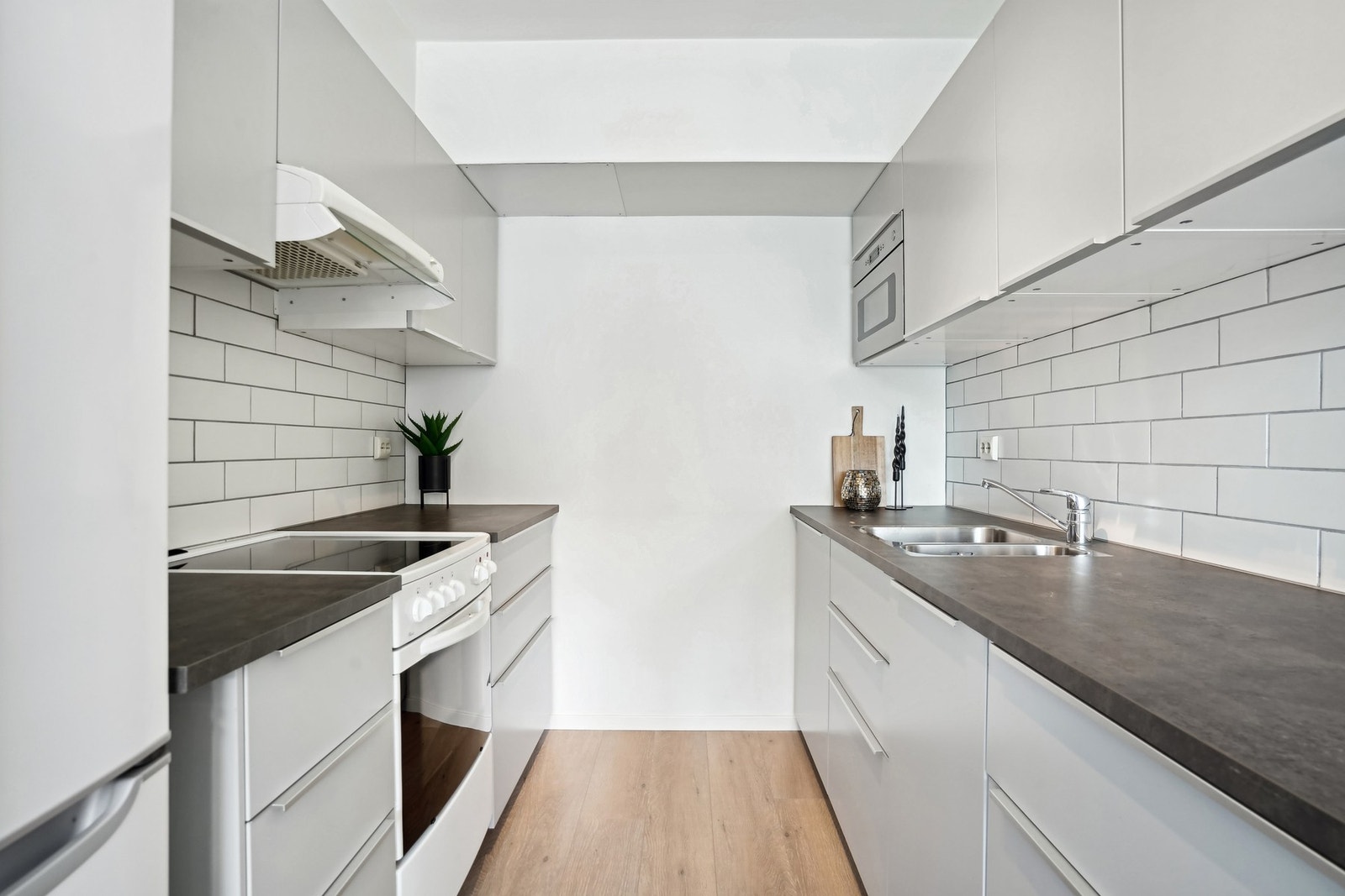 Kjøkkenet har innredning med glatte fronter fra Ikea. Galleribilde