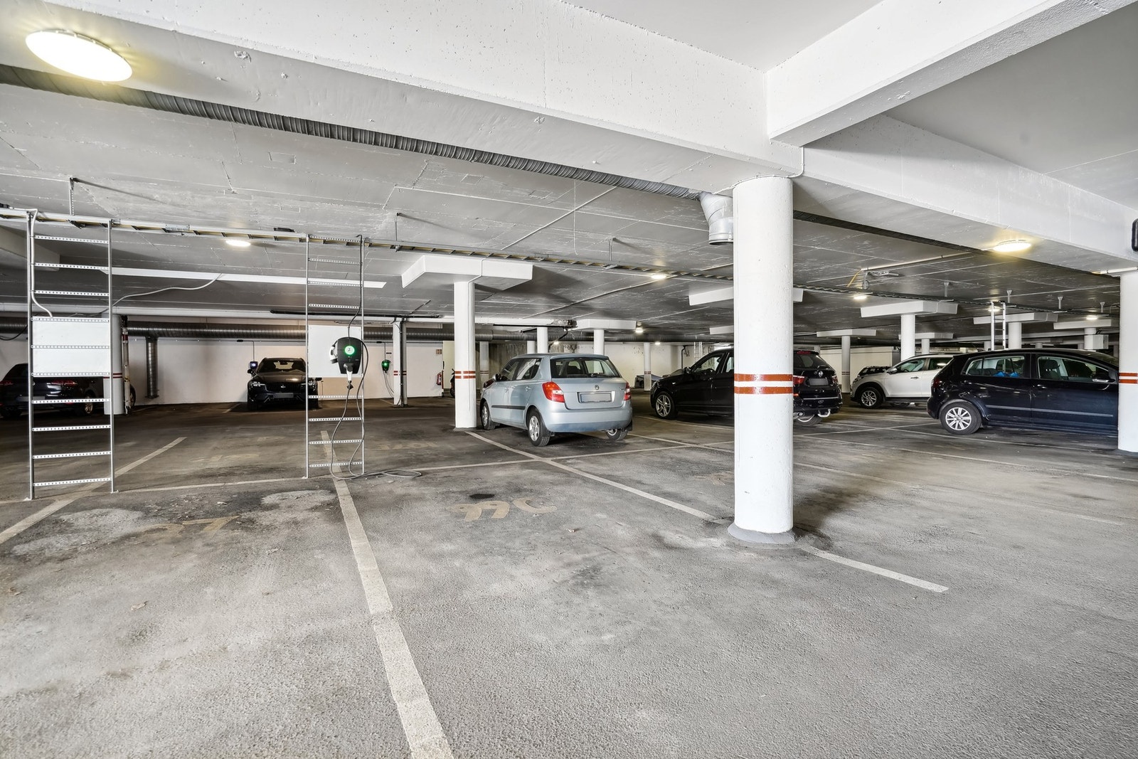 Medfølgende garasjeplass med el-bil ladning. Galleribilde