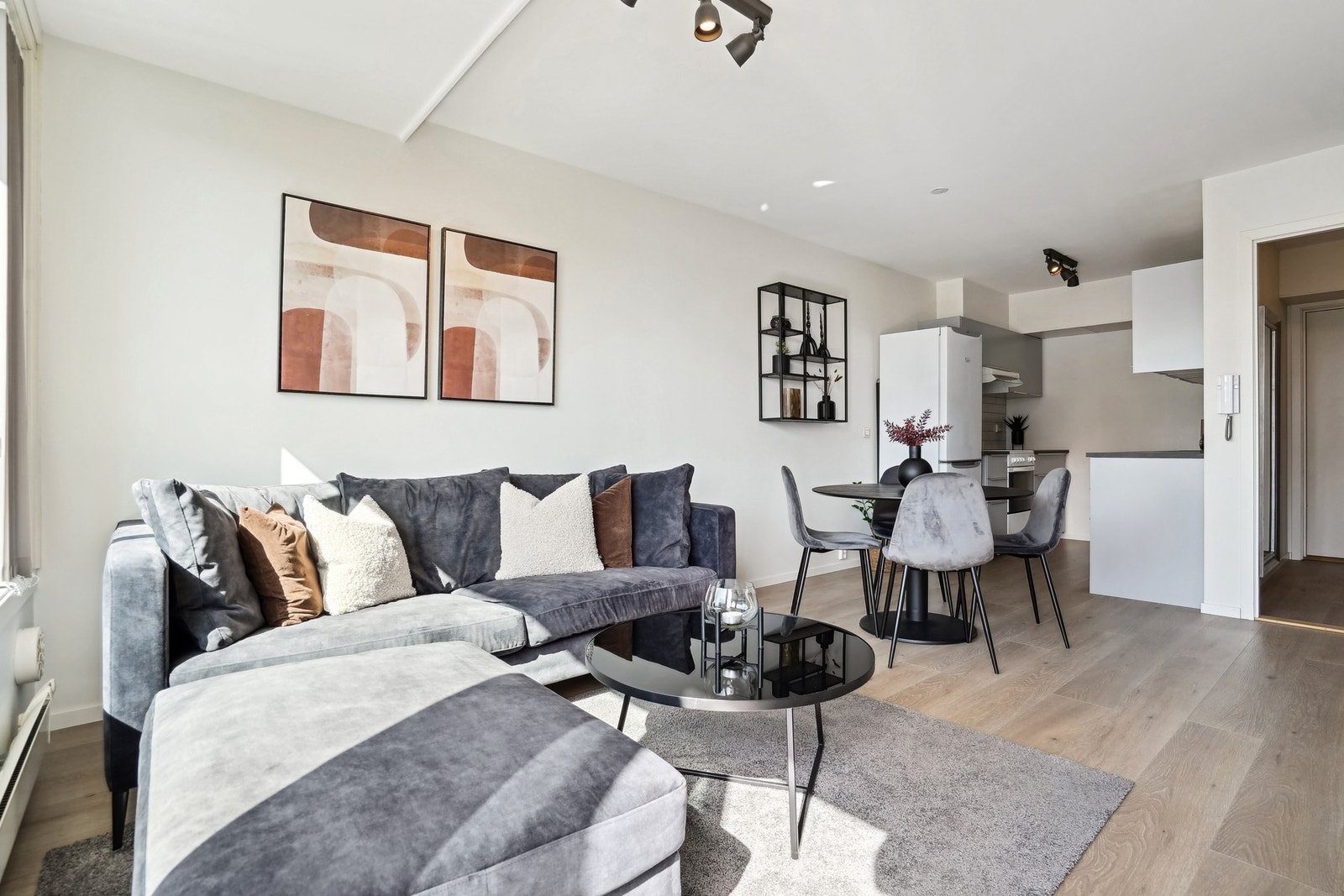 Stuen er i en sosial, åpen løsning mot kjøkkenet. Galleribilde