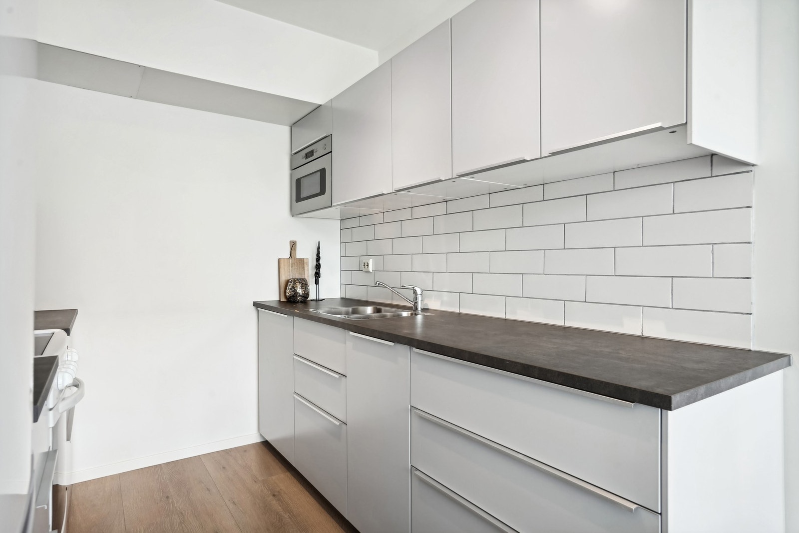 Her er det godt med både skap- og benkeplass! Galleribilde