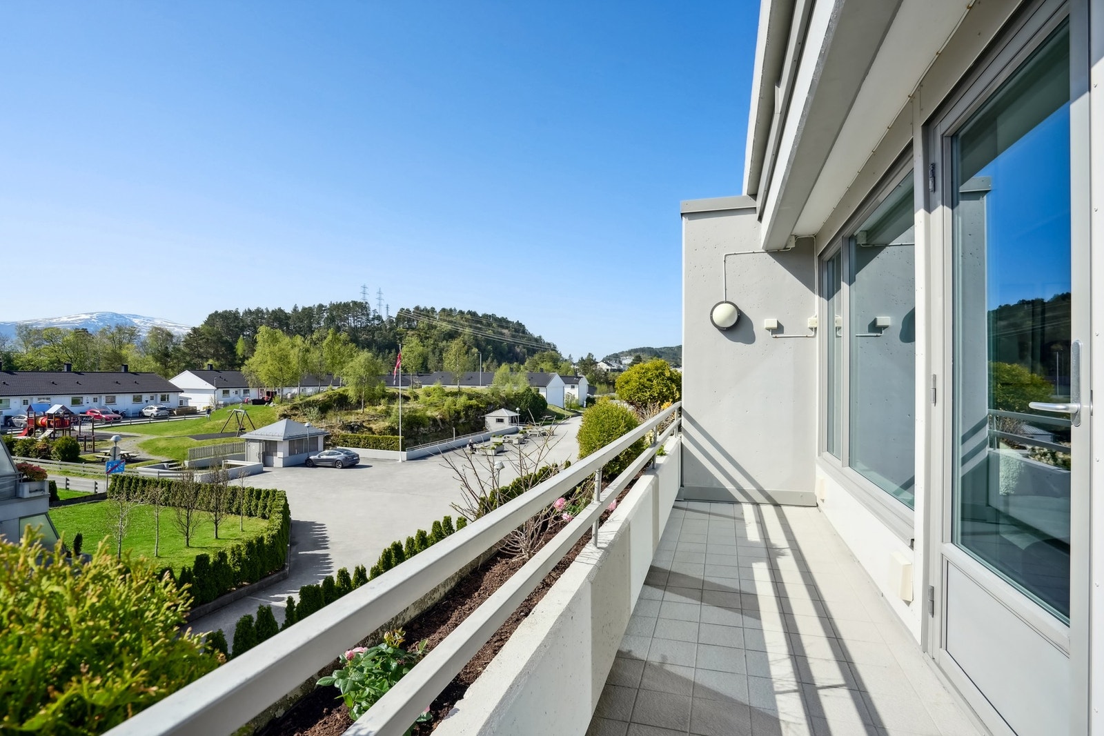 Balkongen er sydvendt og sikrer gode solforhold! Galleribilde