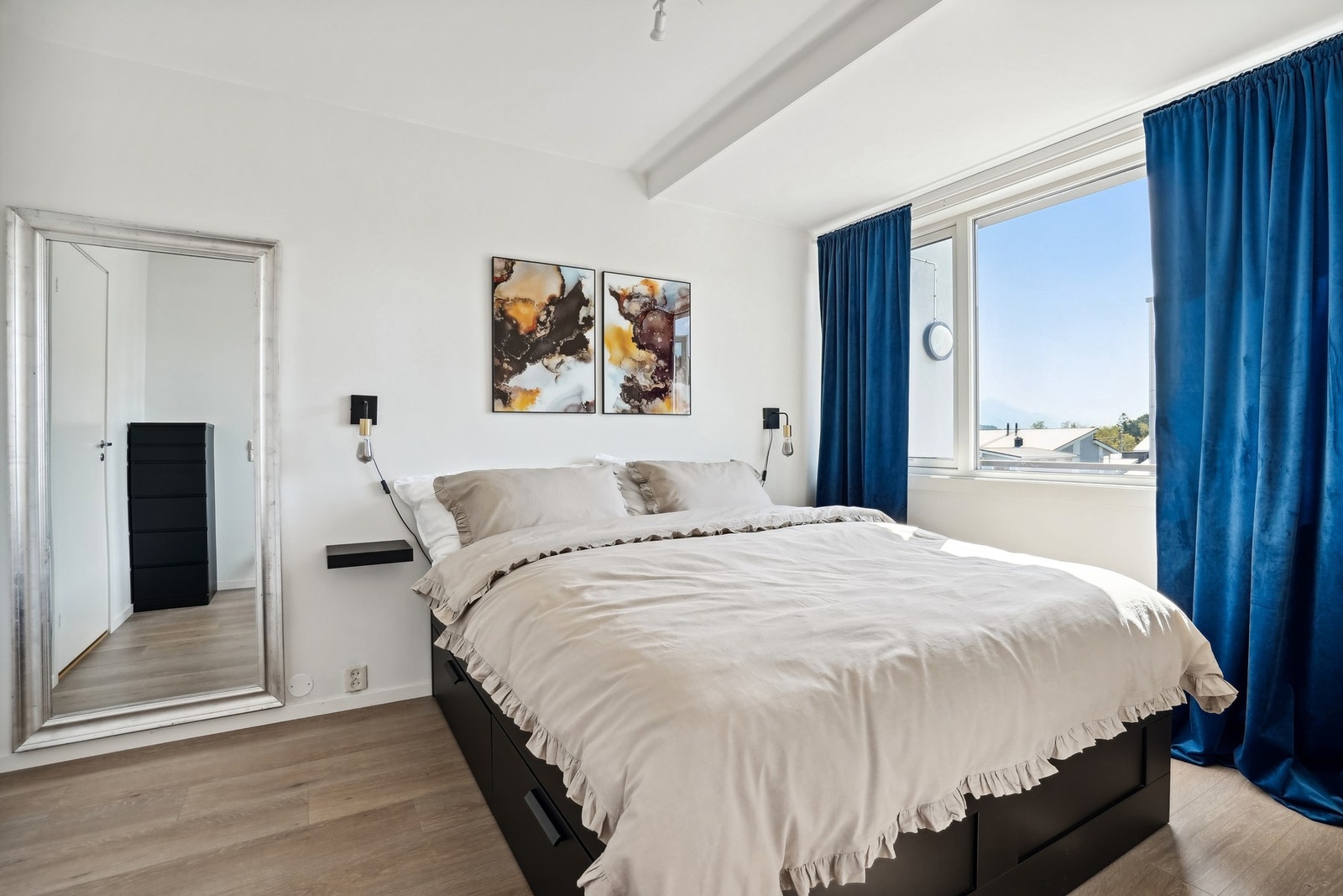 God plass til dobbeltseng med tilhørende møblement. Galleribilde