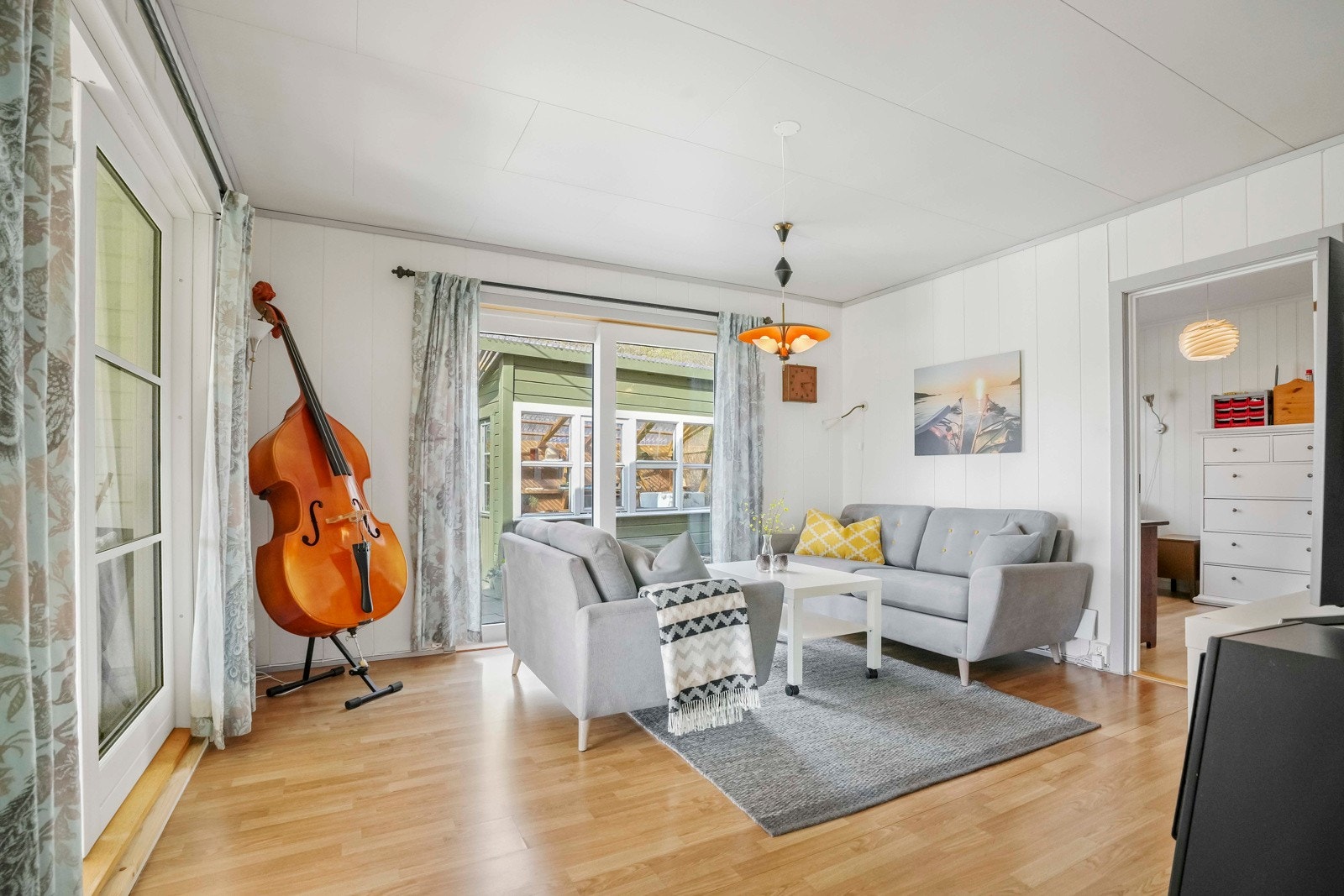 Hovedetasjen er innreda med flere stuer, kjøkken, WC og 1 soverom Galleribilde