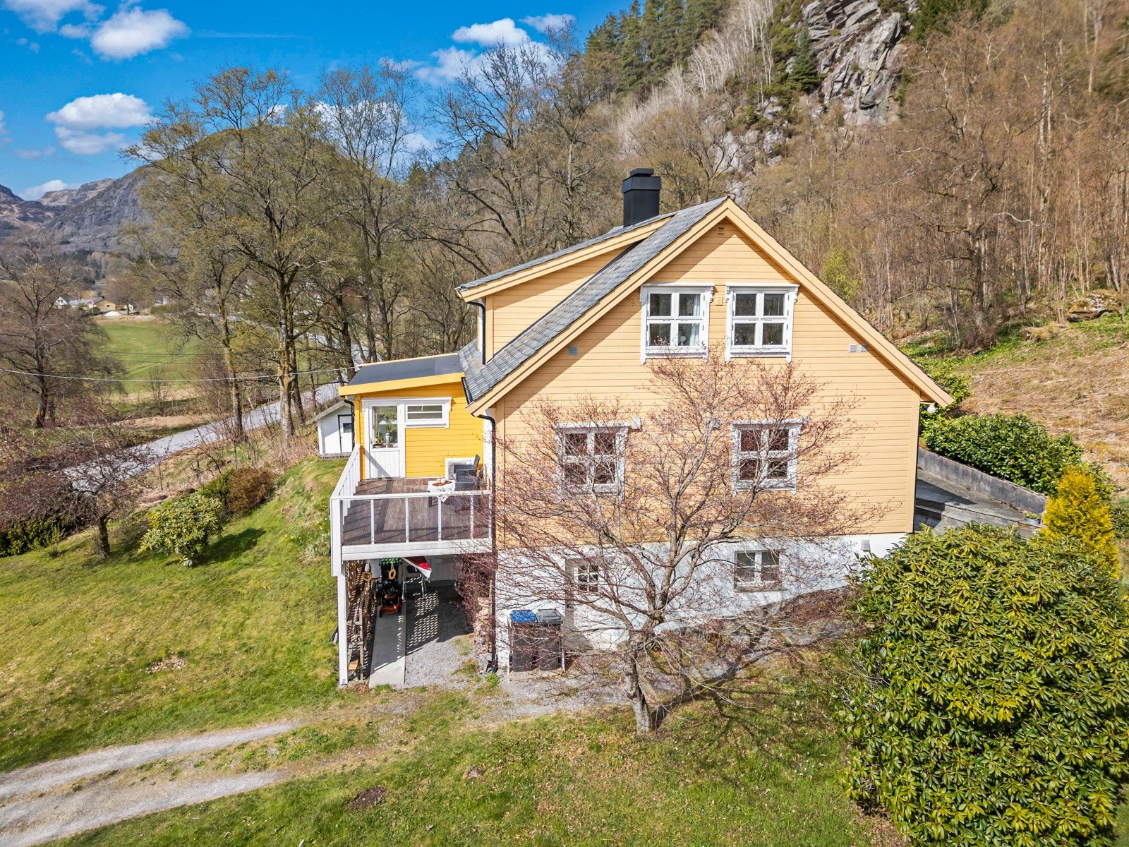 Eiendommen er utbygd med enebolig over tre plan + uthus Galleribilde