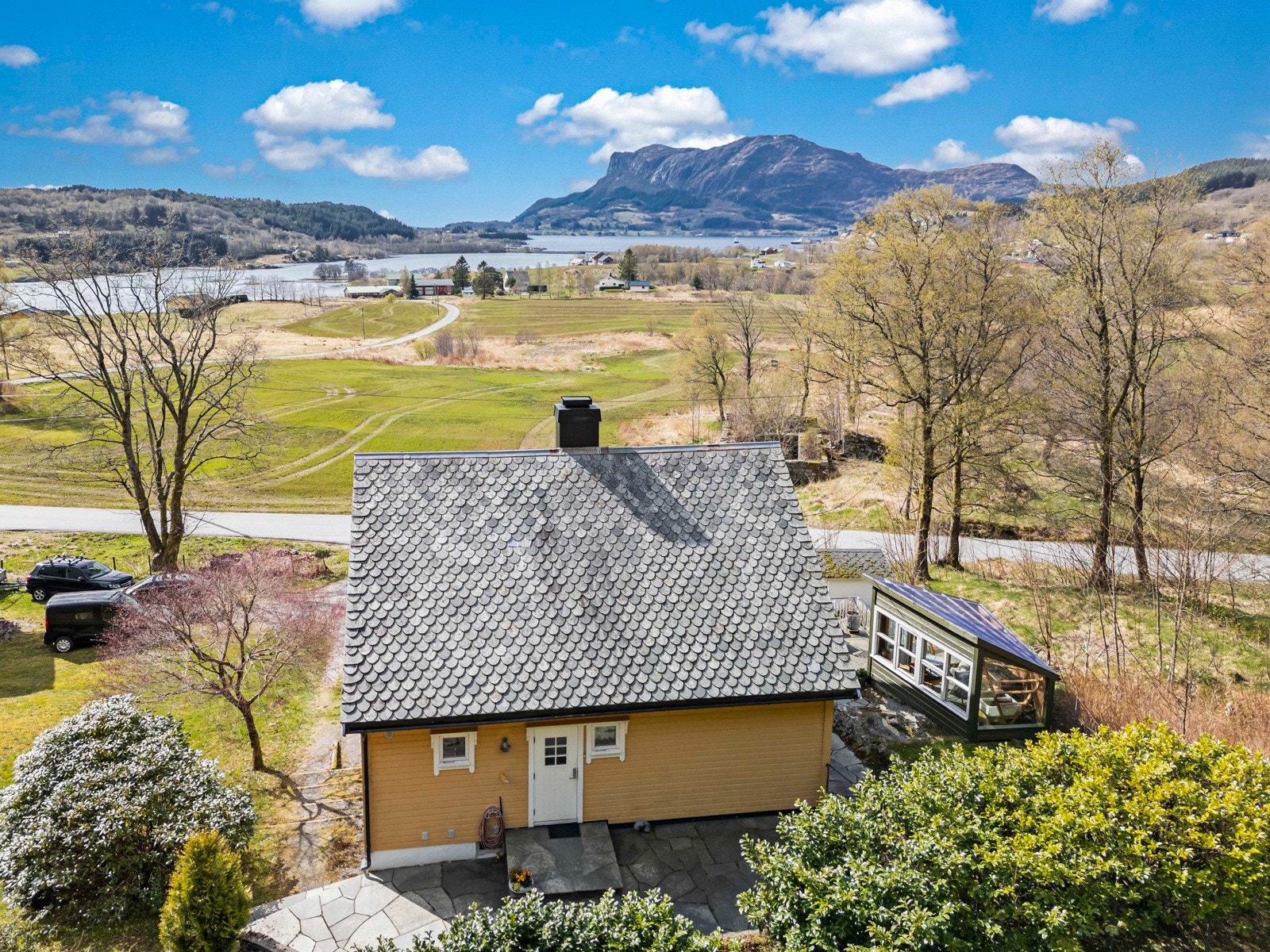 Boligen ligger fint til i landlige omgivelser like øst for Askvoll sentrum Galleribilde