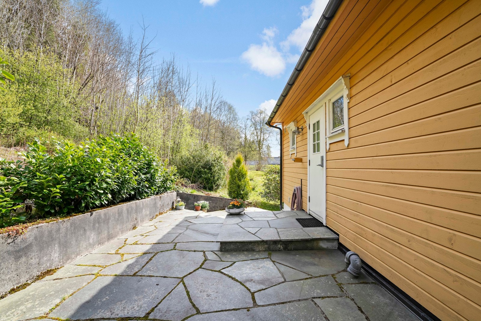 Skiferbelagt inngangsparti til hovedetasjen i fasade mot øst Galleribilde