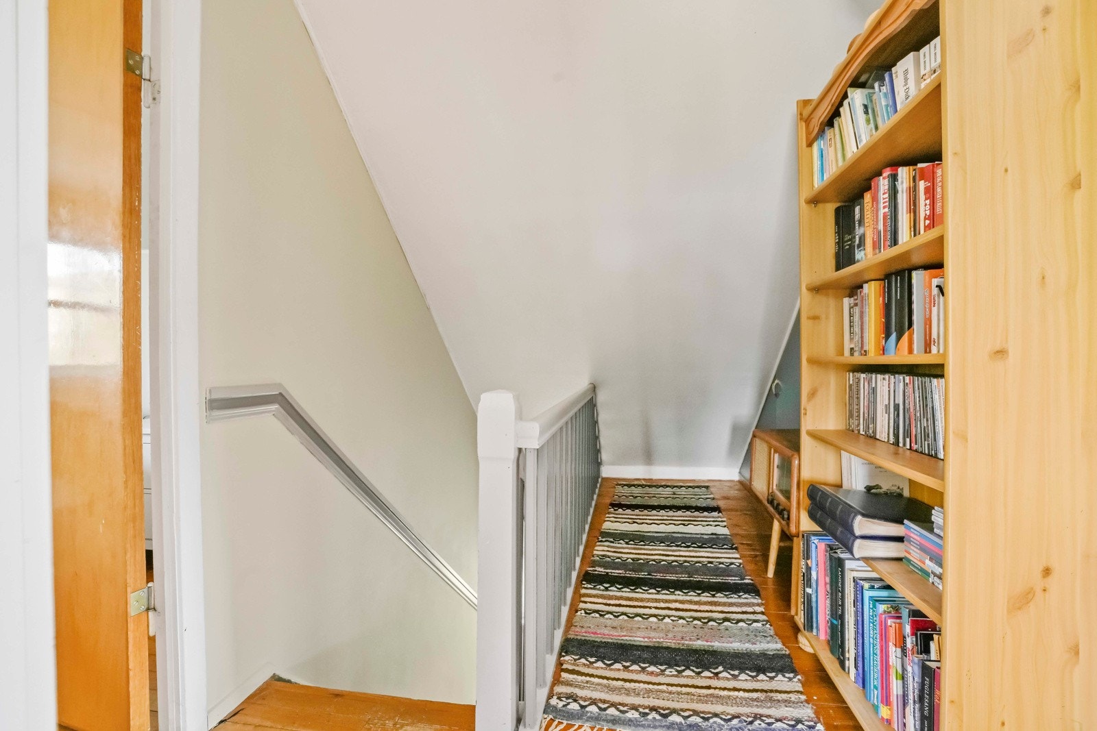 Trappegang i øverste etasje - her er det flere soverom, samt en loftstue Galleribilde