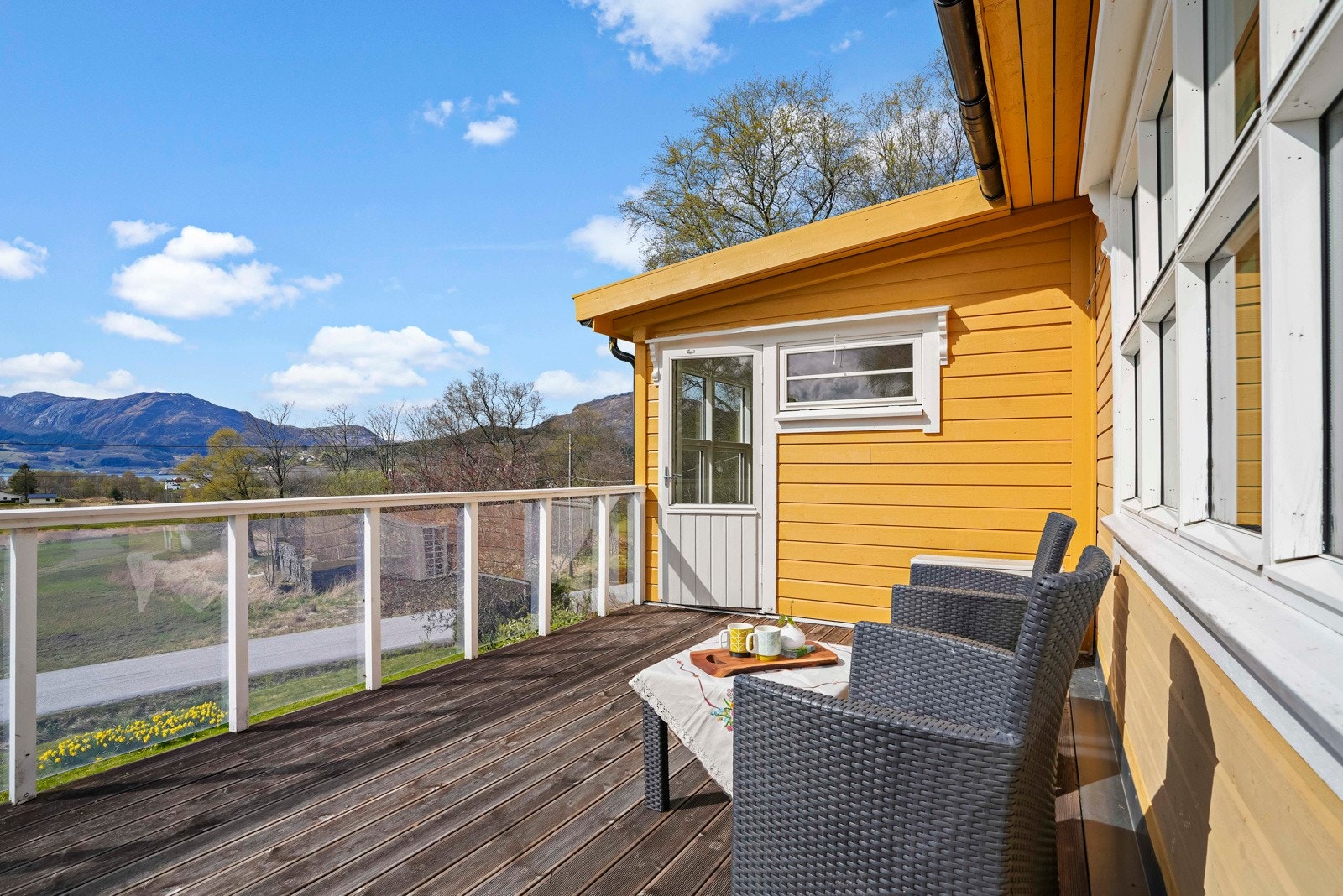 Sør/vest-vendt veranda med gode solforhold Galleribilde
