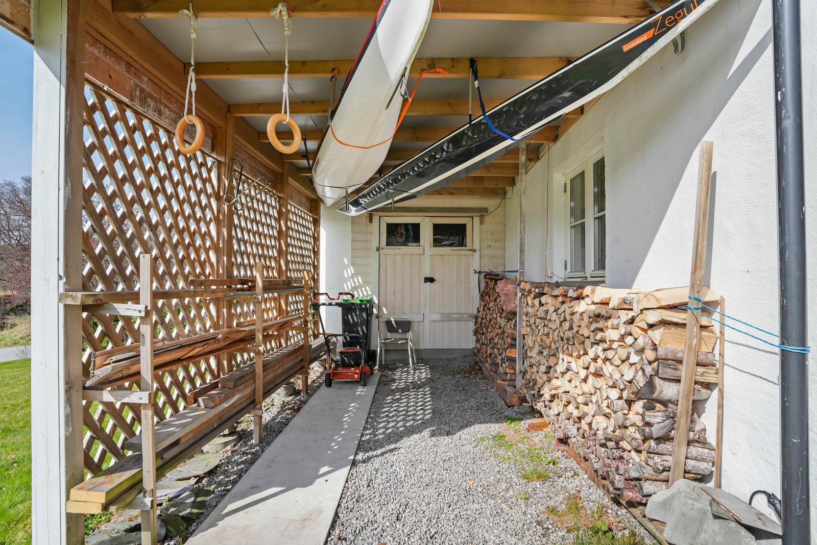 Under verandaen er det inngang til kjelleretasjen Galleribilde