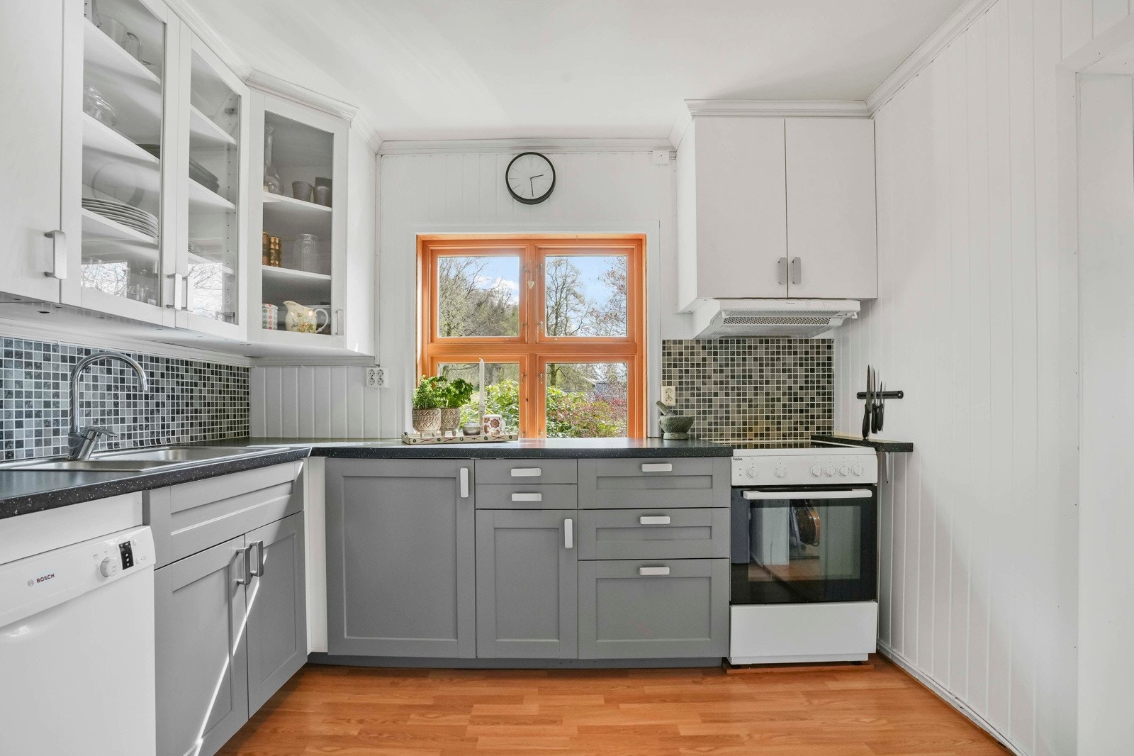 Kjøkkeninnredning med over- og underskap med frittstående hvitevarer som følger med handelen Galleribilde