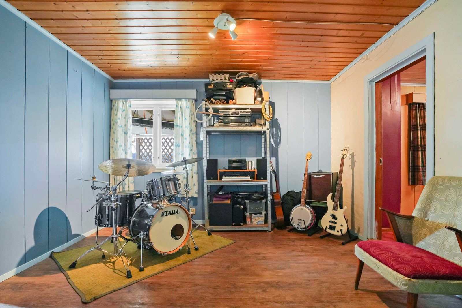 Kjelleretasjen er innreda med bad / vaskerom, flere boder og disponible rom Galleribilde