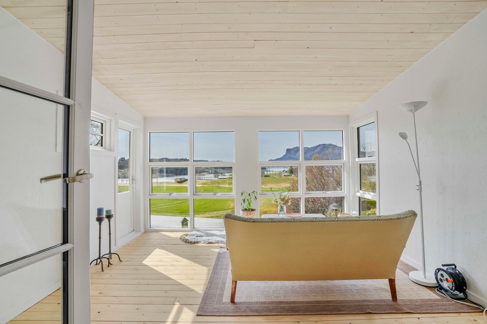 Stue i fasade mot vest med adkomst ut til veranda Galleribilde