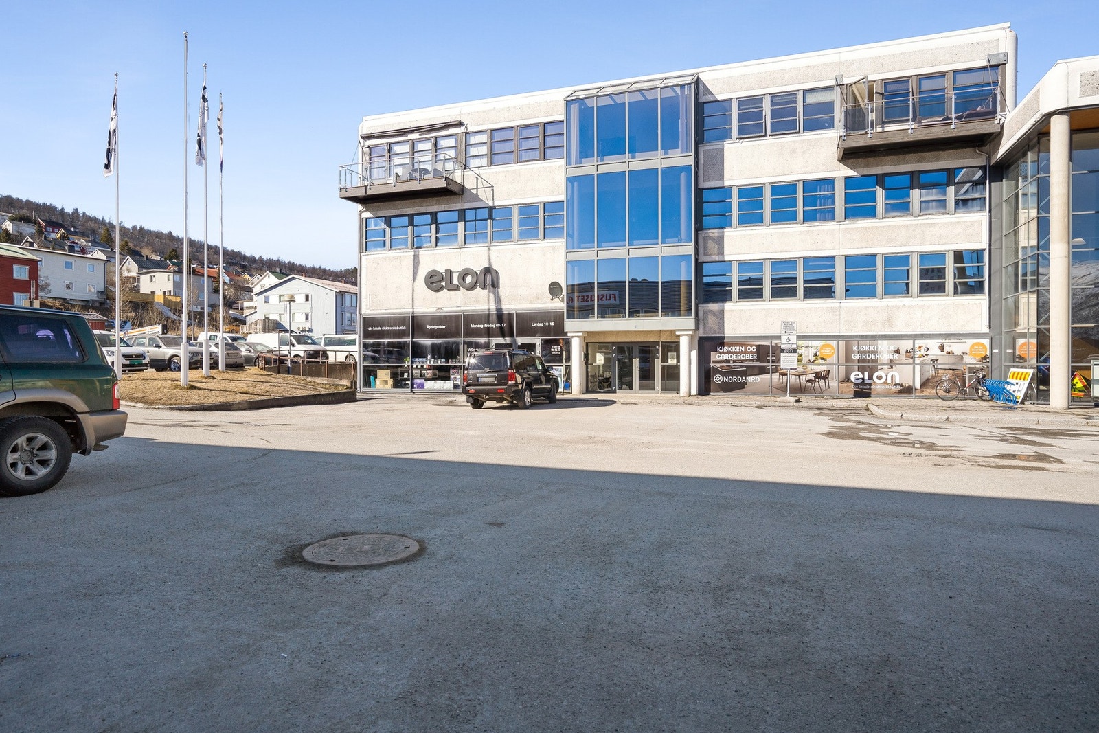 Det er kort og umiddelbar tilgang på en rekke forretninger og tilbud. Gangavstand til Tromsø sentrum og god kommunikasjon med buss. Galleribilde