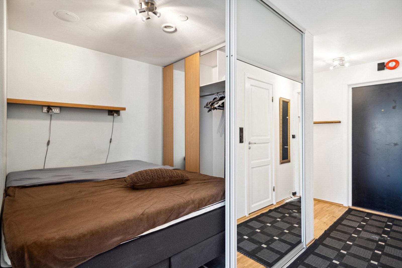 Garderobeskap i alkoven. Galleribilde