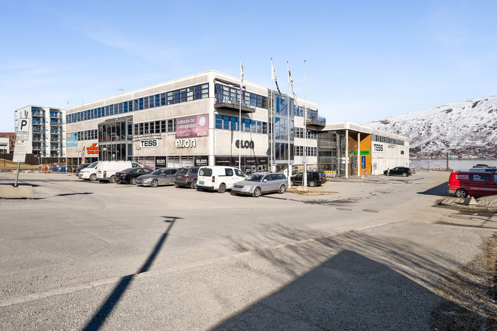 Eiendommen har beliggenhet på Stakkevollvegen som er på østsiden av Tromsøyas midtre del. Området ligger ca. 2 km nord for Tromsø sentrum. Galleribilde