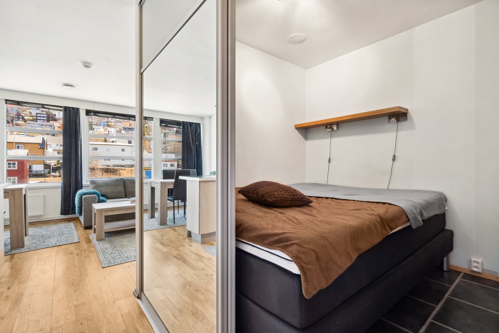 Sovealkove bak skyvedører. Galleribilde