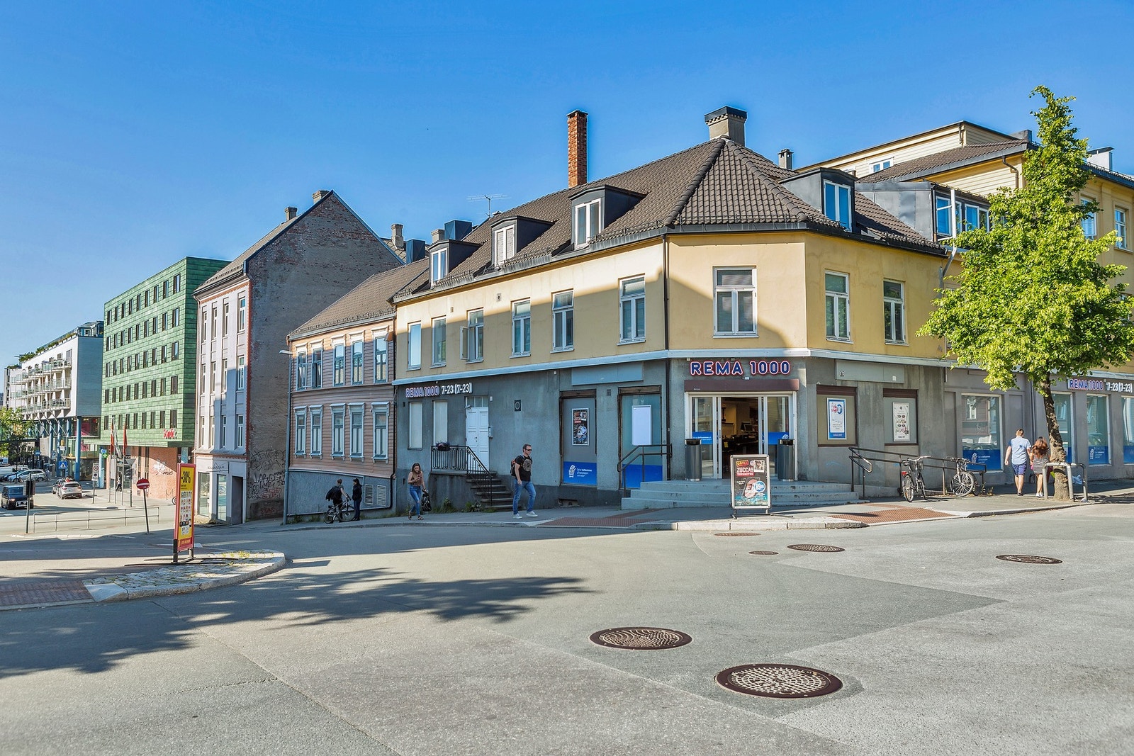 Rema 1000 Møllenberg ligger ca. 250 meter fra leiligheten. I tillegg har du Rema 1000 Solsiden i ca. samme avstand fra leiligheten. Galleribilde