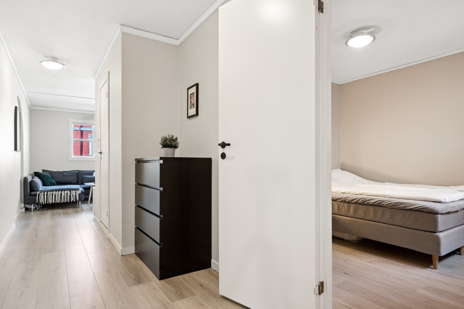Velkommen inn! Gamle Kongevei 5 kan by på en usedvanlig god beliggenhet med tanke på korte avstander til nødvendigheter som restauranter (Solsiden), dagligvarebutikker, trenings- og kjøpesentre, bakeri, apotek mm. Galleribilde
