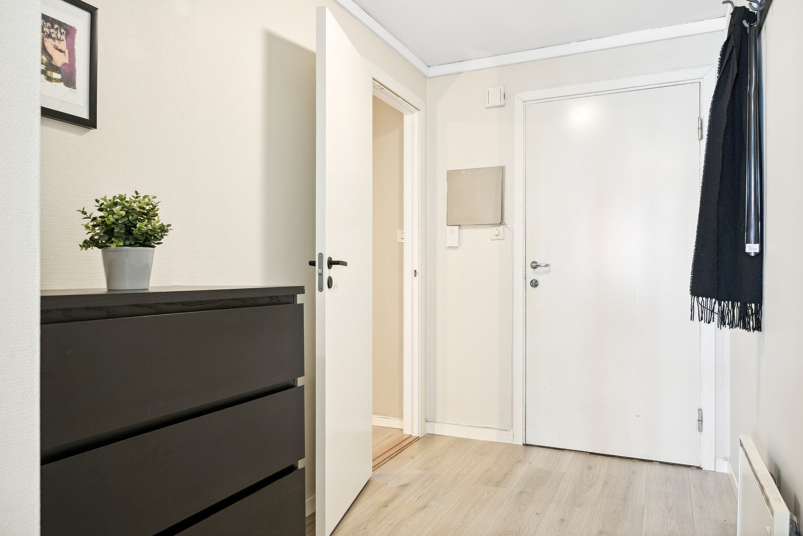 Gjennomgående i leiligheten med unntak av badet er det laminat på gulv. I entréen finner du leilighetens "calling-anlegg" og sikringsskap. Galleribilde