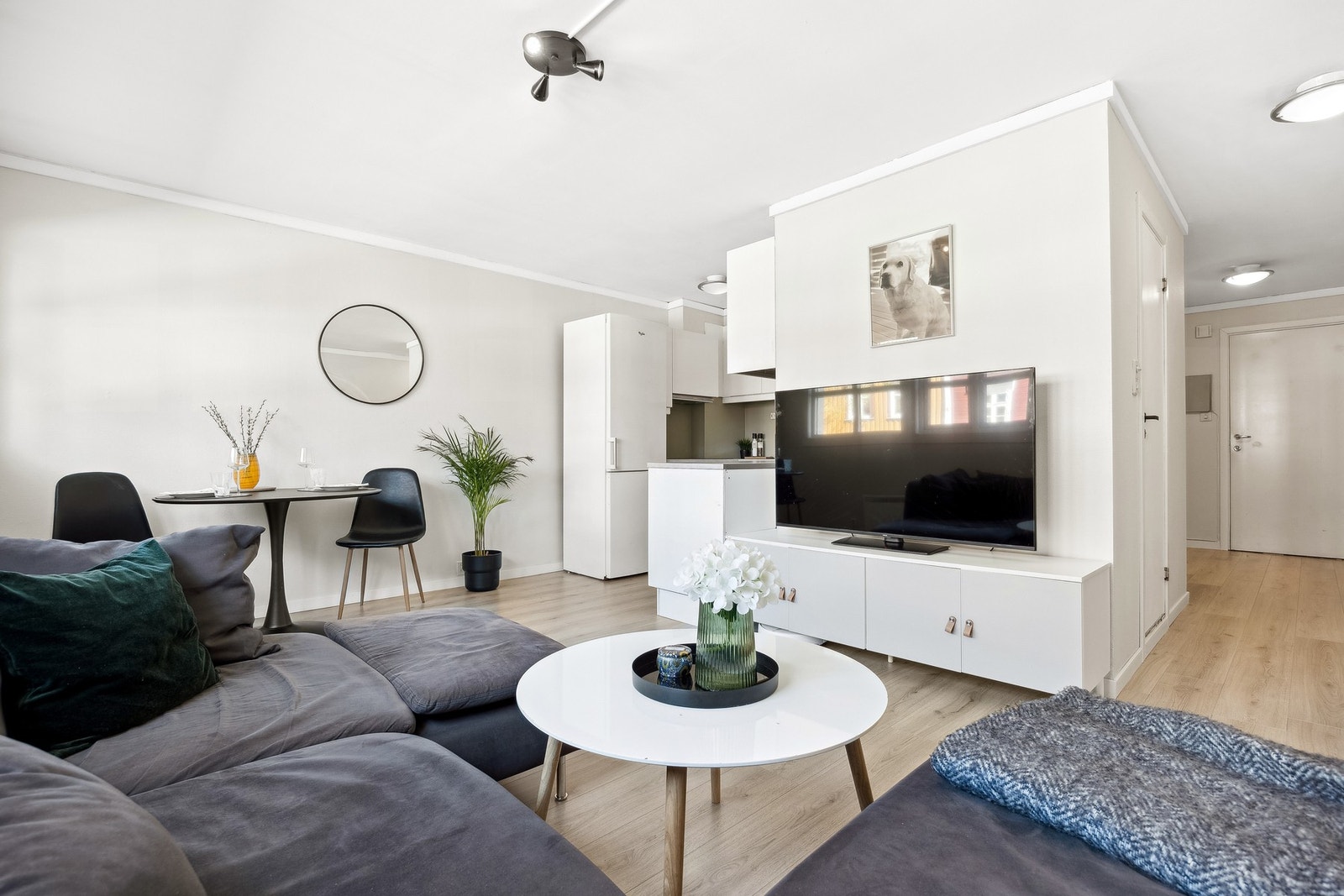 En flott og lys 2-roms selveierleilighet med en meget sentral beliggenhet. Portalen, med bl.annet sportsbutikk, dagligvareforretning, treningssenter mm. i umiddelbar nærhet. Galleribilde
