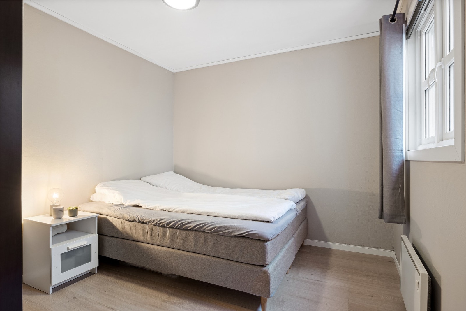 Soverommet i leiligheten er av den romslige sorten. Rommer hele 8,5 kvm og har god plass til dobbeltseng og garderobeskap. Galleribilde