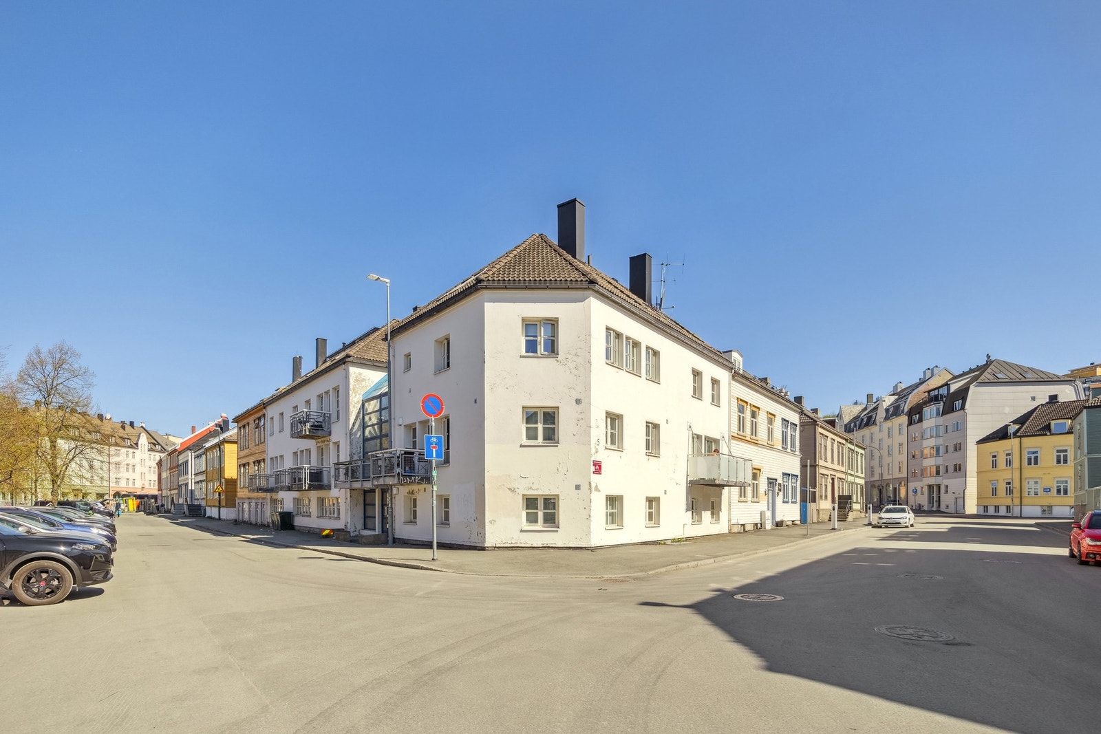 Byggets Fasade. Sameiet Gamle Kongevei 5 består av 13 boligseksjoner. Galleribilde