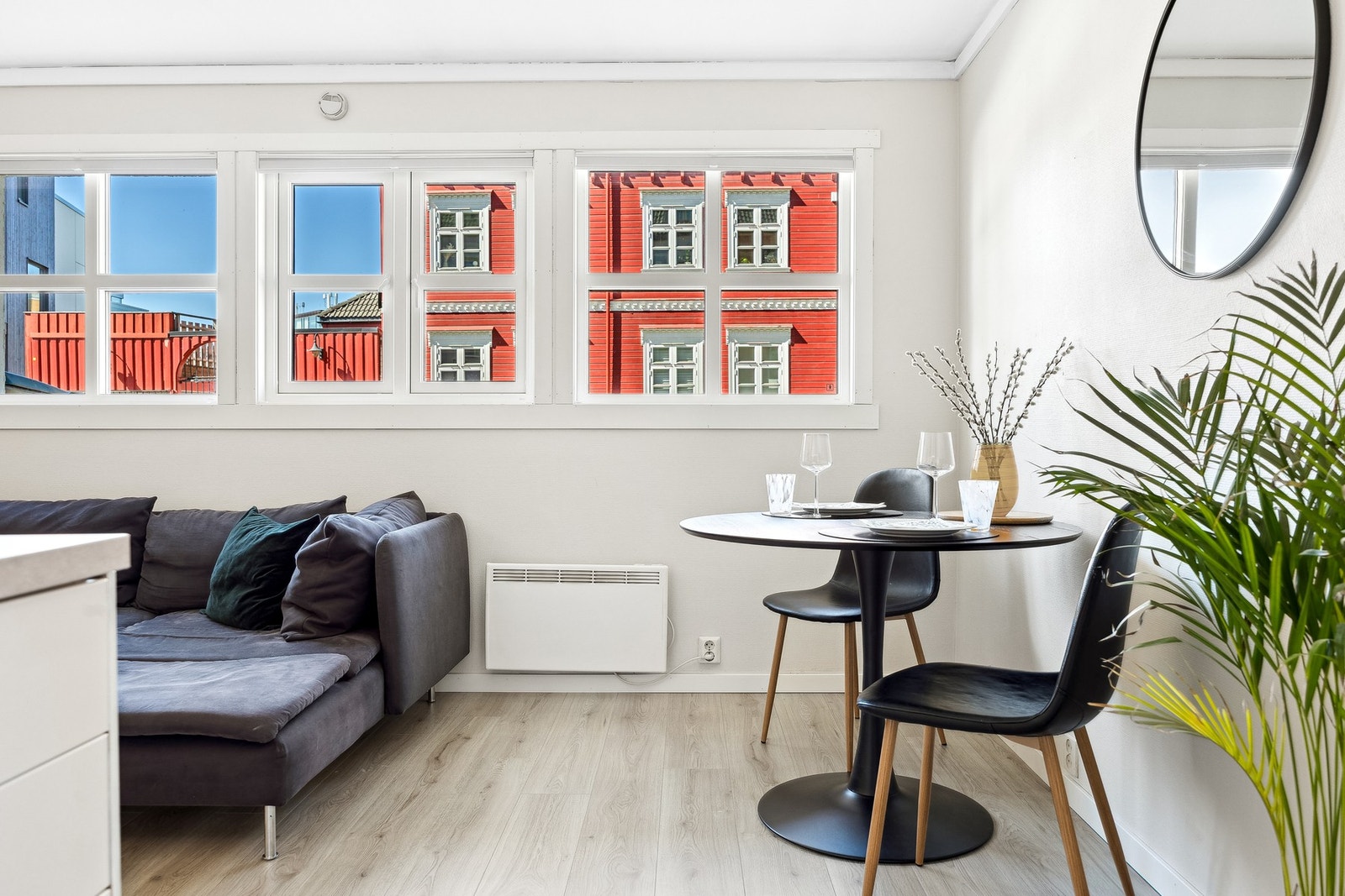 Leiligheten varmes primært opp av elektriske varmeovner. Galleribilde
