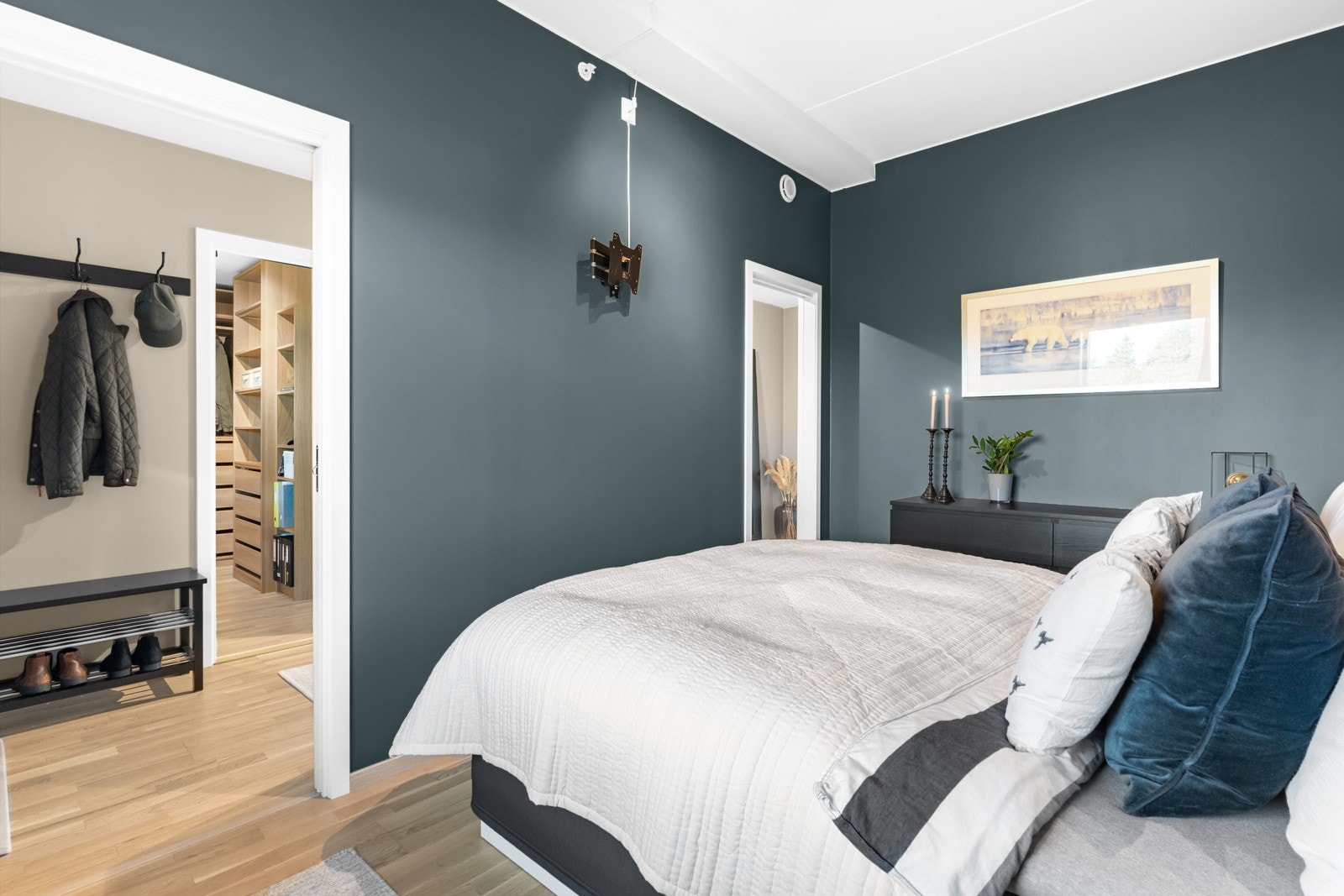 Rommet er smart løst med to innganger via plassbesparende skyvedører. Galleribilde