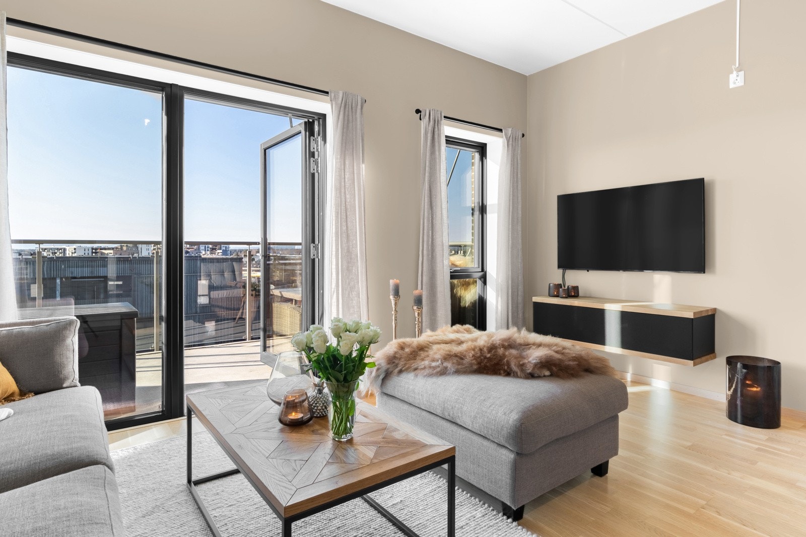 Stuen forlenges av en herlig balkong på 11 kvm med gode solforhold! Galleribilde