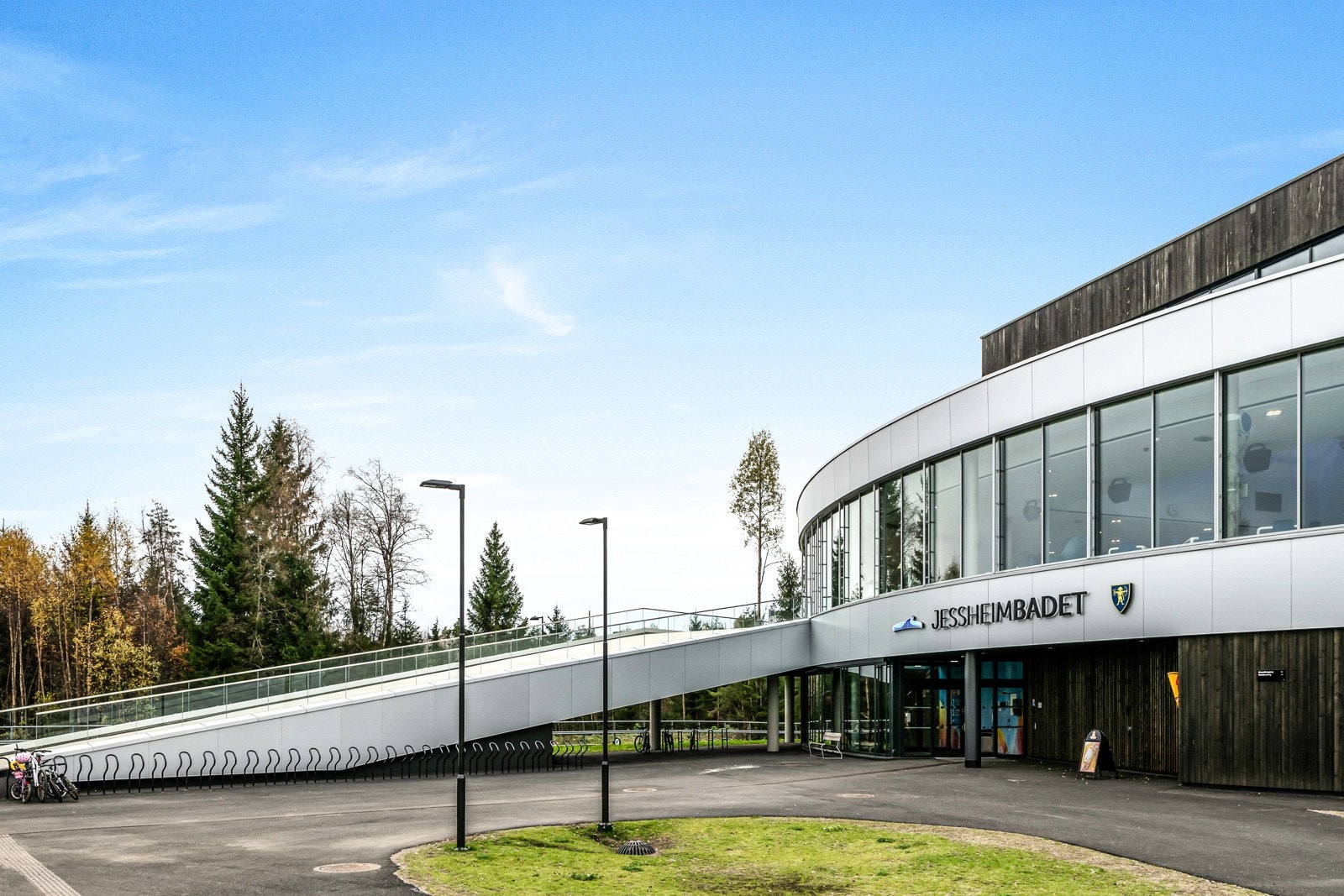 Jessheimbadet byr på 25 meters svømmebasseng, stupebasseng, barnebasseng, boblebad, m.m. Galleribilde