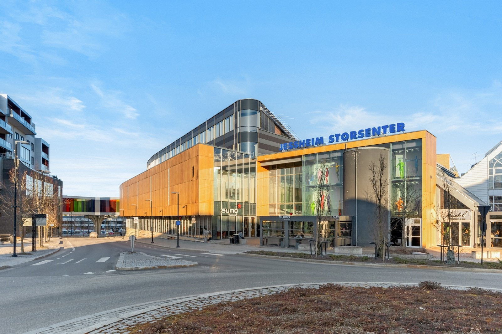 Fra leiligheten er det gangavstand til Jessheim Storsenter og sentrumsgatene som rommer et godt utvalg av butikker og restauranter. Galleribilde