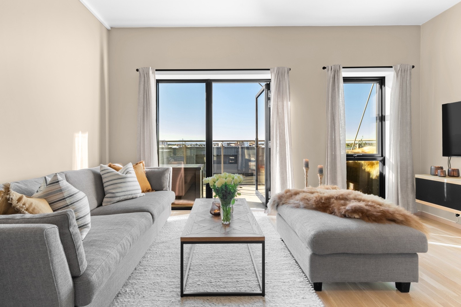 Boligen ligger i et bygg fra 2021, med fokus på bokvalitet og gode innredningsløsninger. Galleribilde