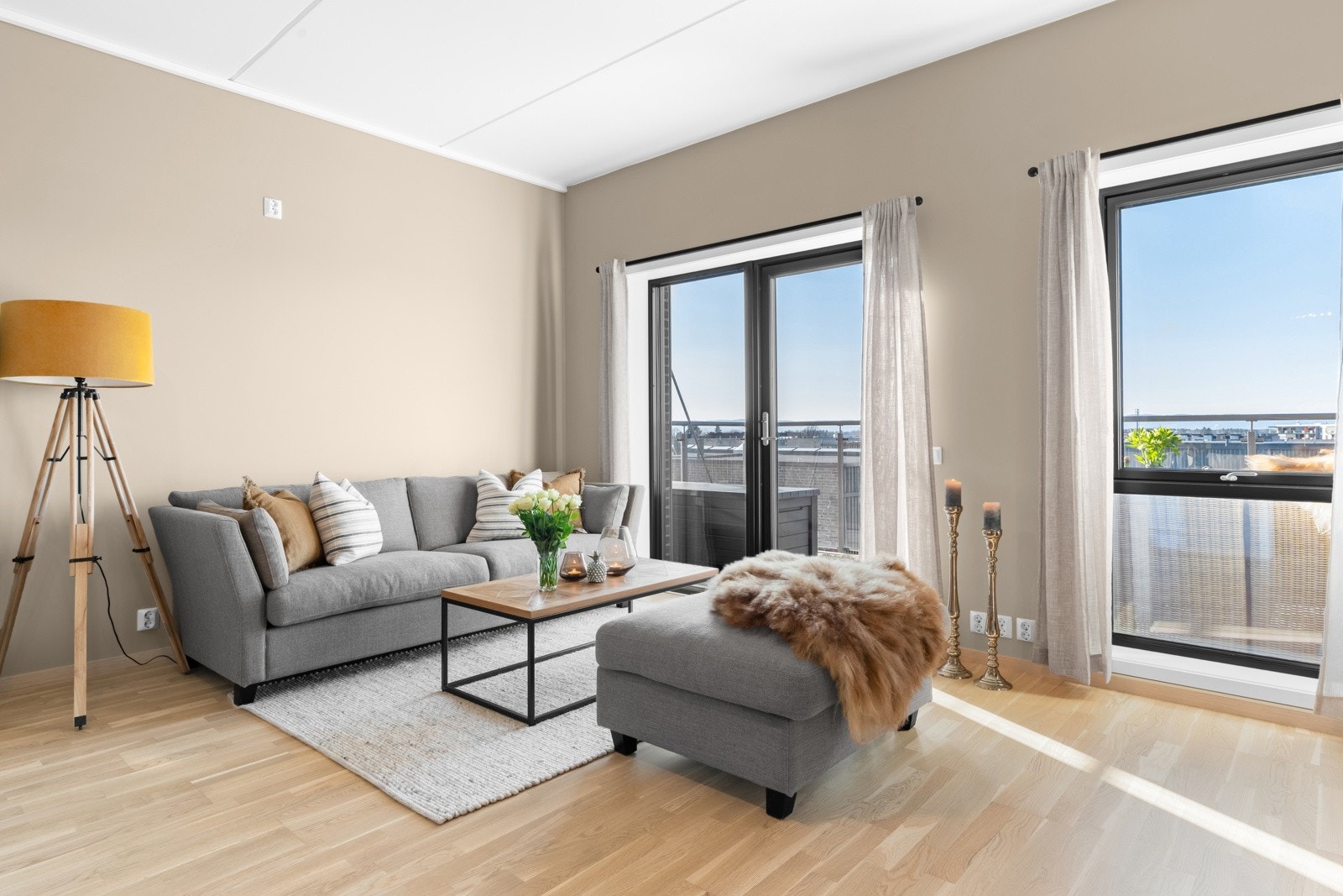 Det er store vindusflater som gir godt med lysinnslipp i boligen. For solavskjerming er det montert elektriske screens i stue. Galleribilde