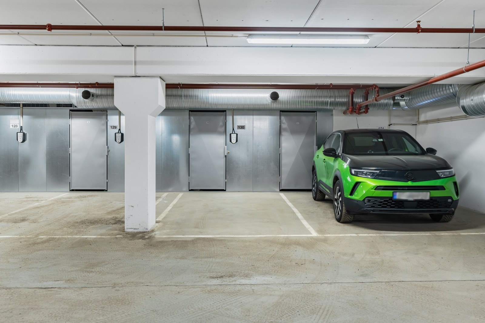 Det medfølger en biloppstillingsplass i felles, oppvarmet garasjeanlegg med direkte heisadkomst fra leilighetsplan. Galleribilde