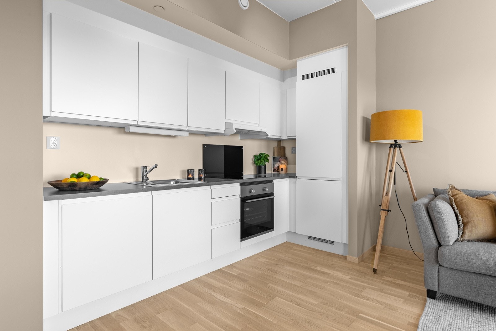 Det er godt med skap- og benkeplass på kjøkkenet for oppbevaring og matlaging. Galleribilde