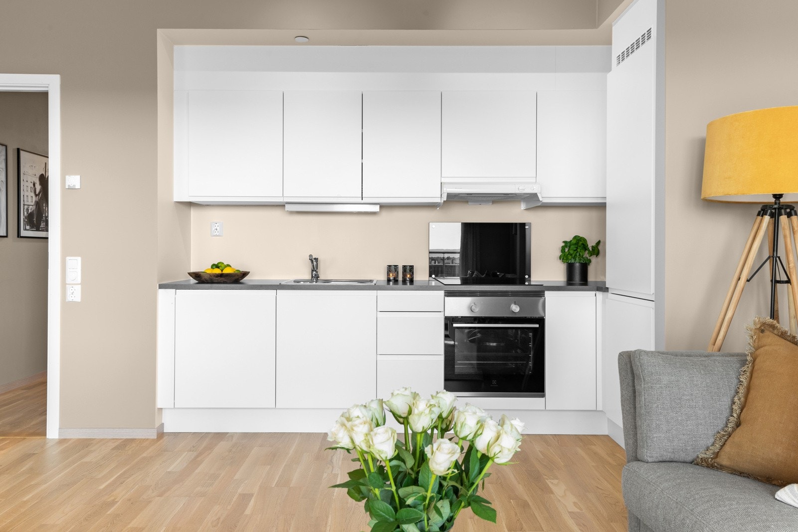 Lekkert kjøkken med glatte fronter i hvit utførelse og benkeplate av laminat. Galleribilde