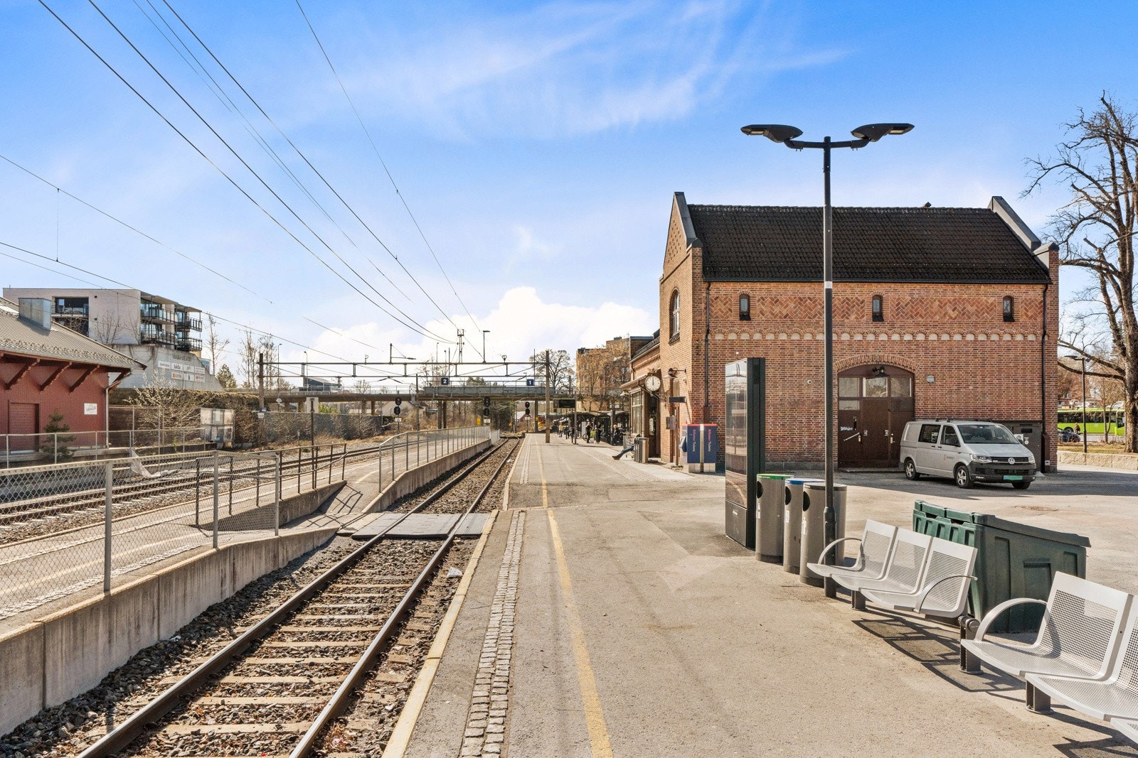 Togavgang til Oslo hver halvtime med en reisetid inn til hovedstaden er på ca. 37 min. Det er prioritert parkering ved togstasjonen for pendlere. Galleribilde