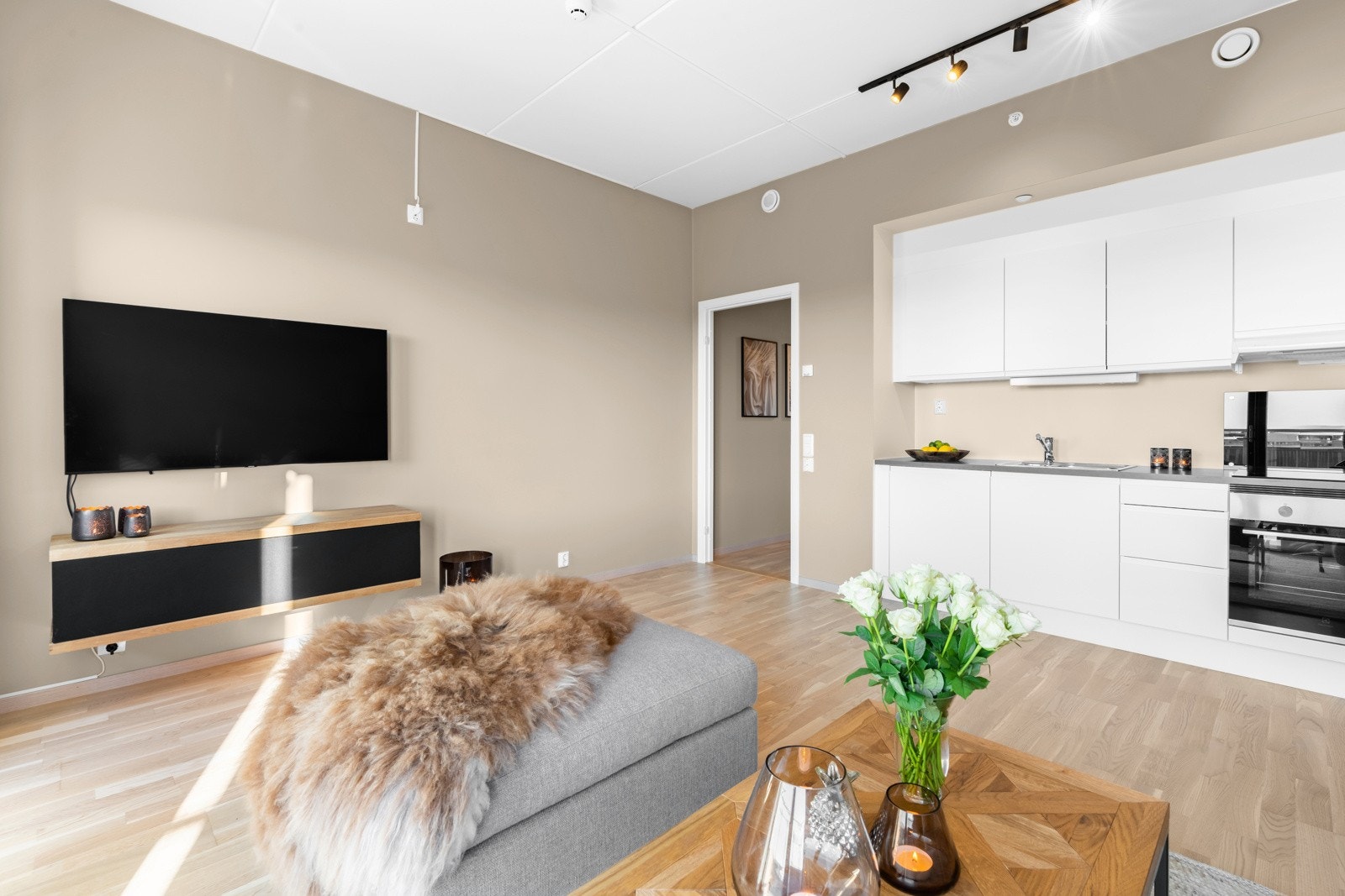 På gulvet er det lagt en tre-stavs eikeparkett med vannbåren gulvvarme. Galleribilde