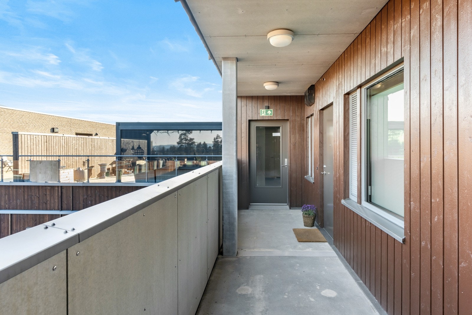 Det er adkomst via felles svalgang med heis. Galleribilde