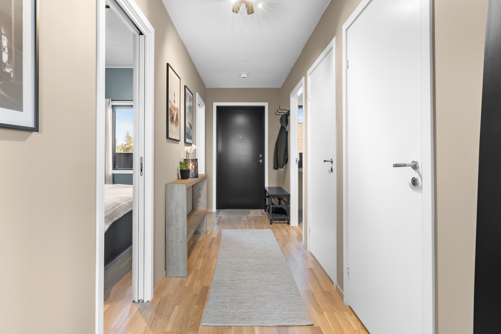 Når du kommer inn i boligen, er det første du møter en romslig entré. Veggene er malte i et flott fargevalg og på gulv er det lagt tre-stavs eikeparkett med vannbåren gulvvarme. Galleribilde