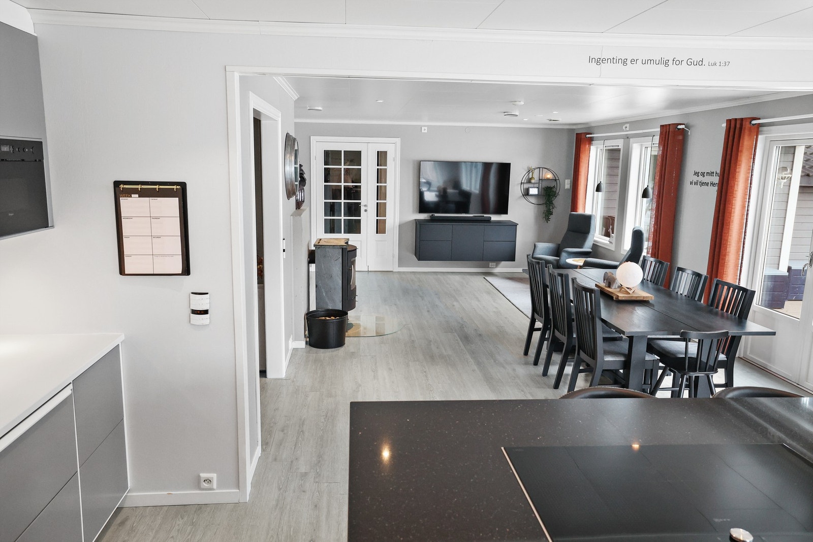 Det er benkeskapsbelysning og stikkontakter over kjøkkenbenken. Galleribilde