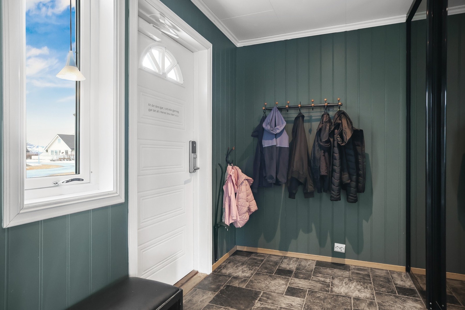 Den andre inngangen er i tilbygget, og har lagring i skyvedørsgarderobe Galleribilde