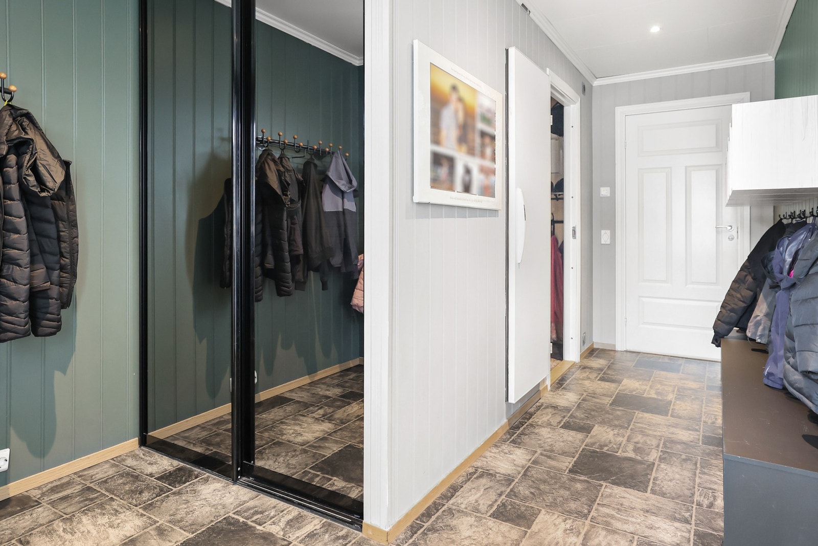 Fra gangen er det adkomst til blant annet garderobe og kjølerom Galleribilde