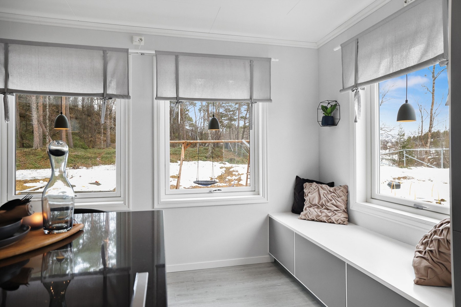 Kjøkkenet har en praktisk benk med oppbevaring og sitteplass. Galleribilde