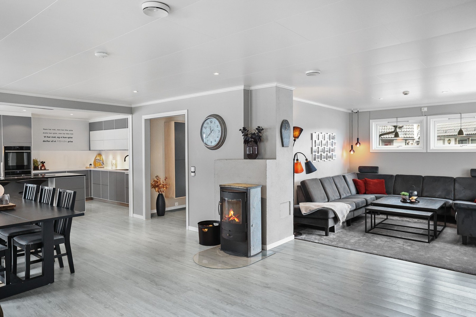 I stuen er det plass til et spisebord og stoler for hyggelige måltider. Galleribilde