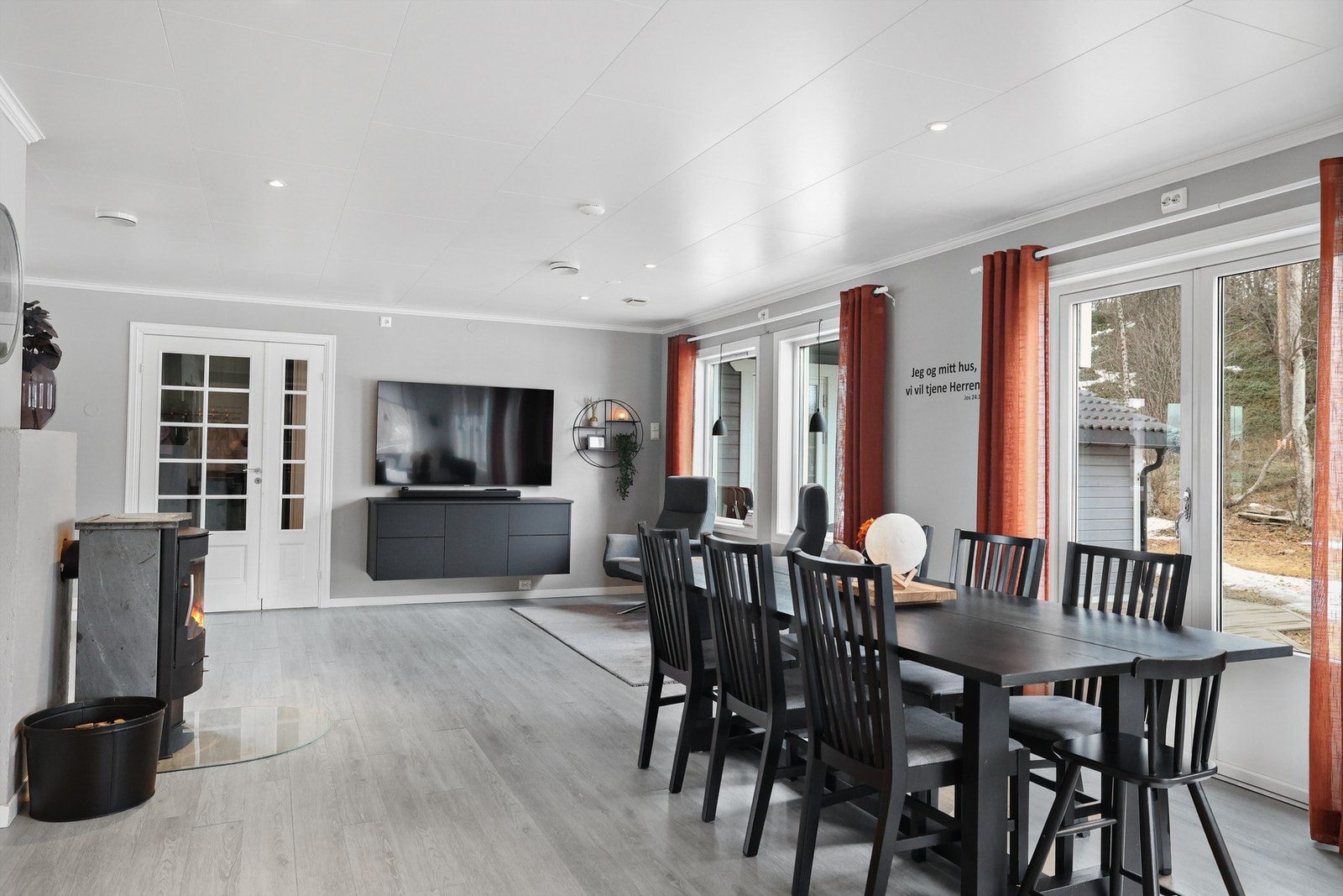 Romslig stue med god plass til en sofagruppe. Galleribilde