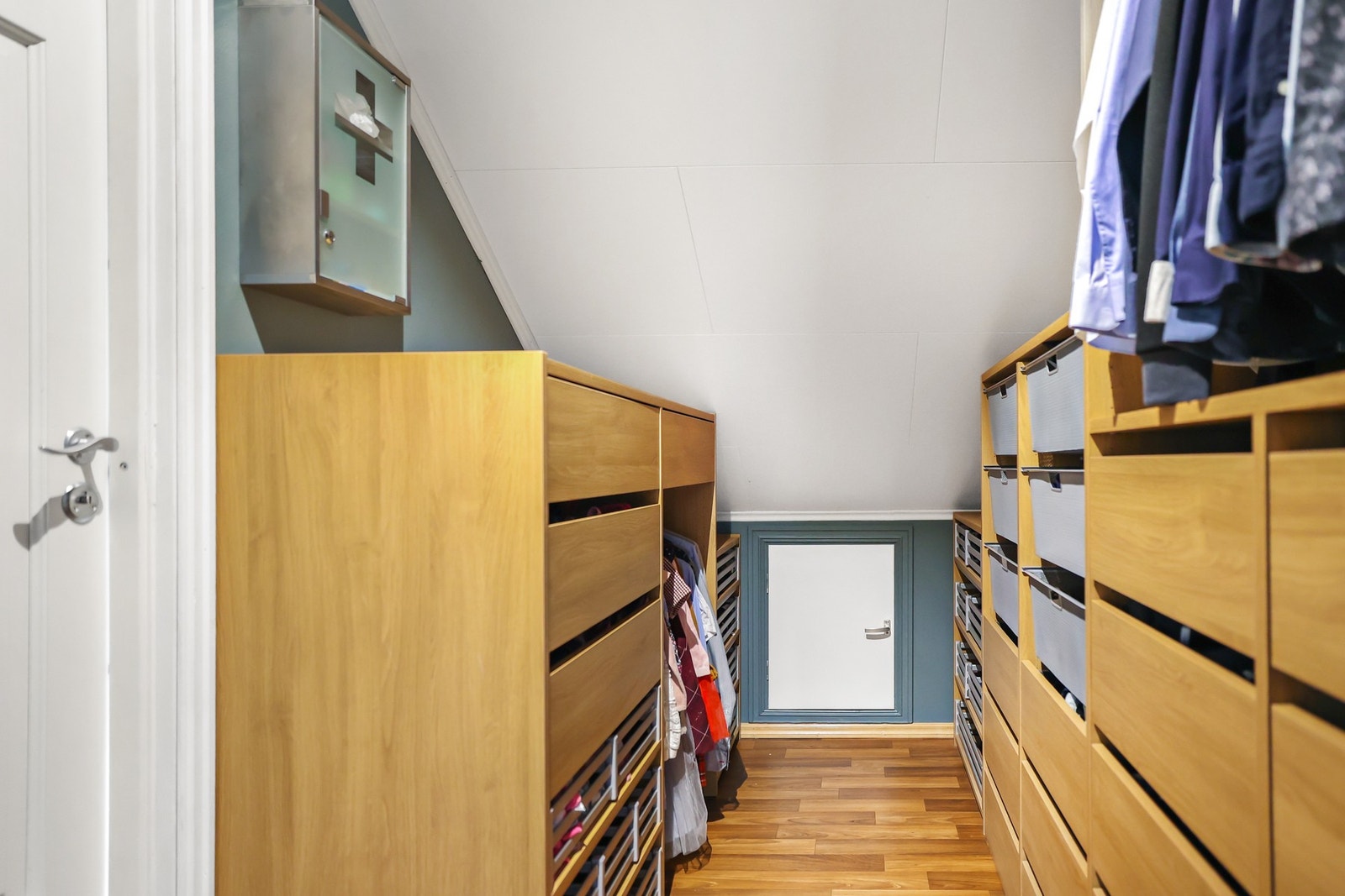 Rett ved trappegangen er det garderobe. Galleribilde