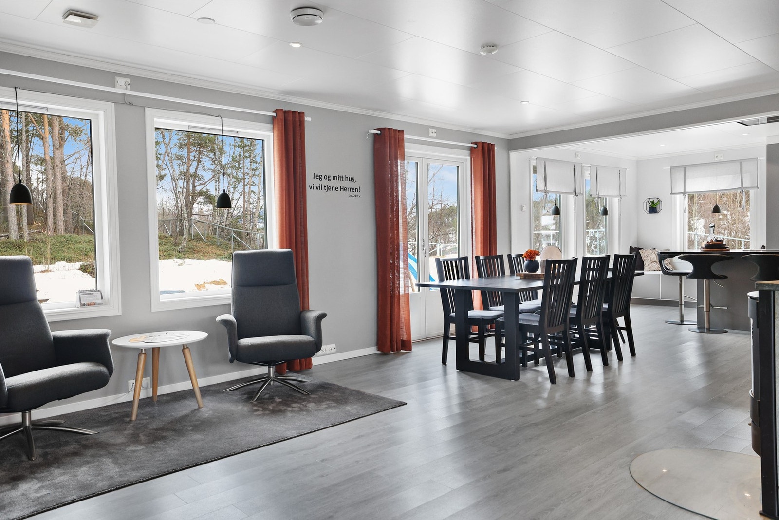 Fra stuen er det utgang til en trivelig sørvendt markterrasse. Galleribilde